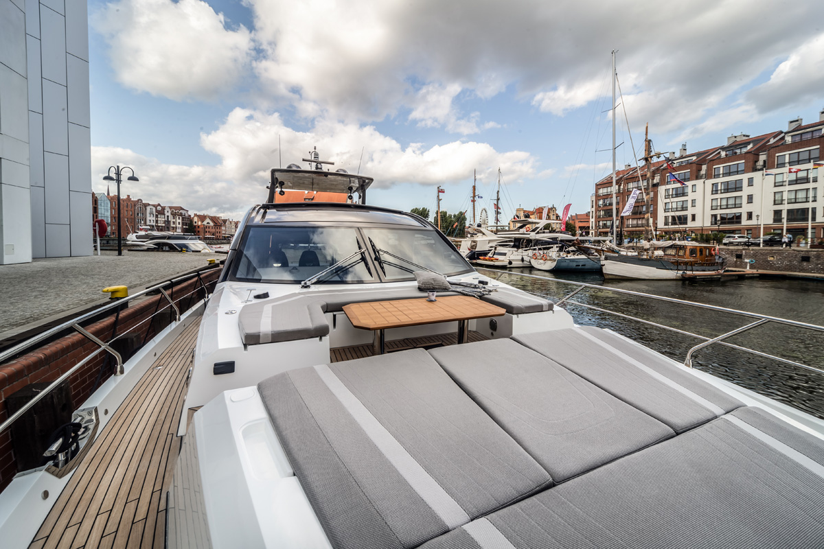 Galeon 700 SKYDECK carré avant convertible