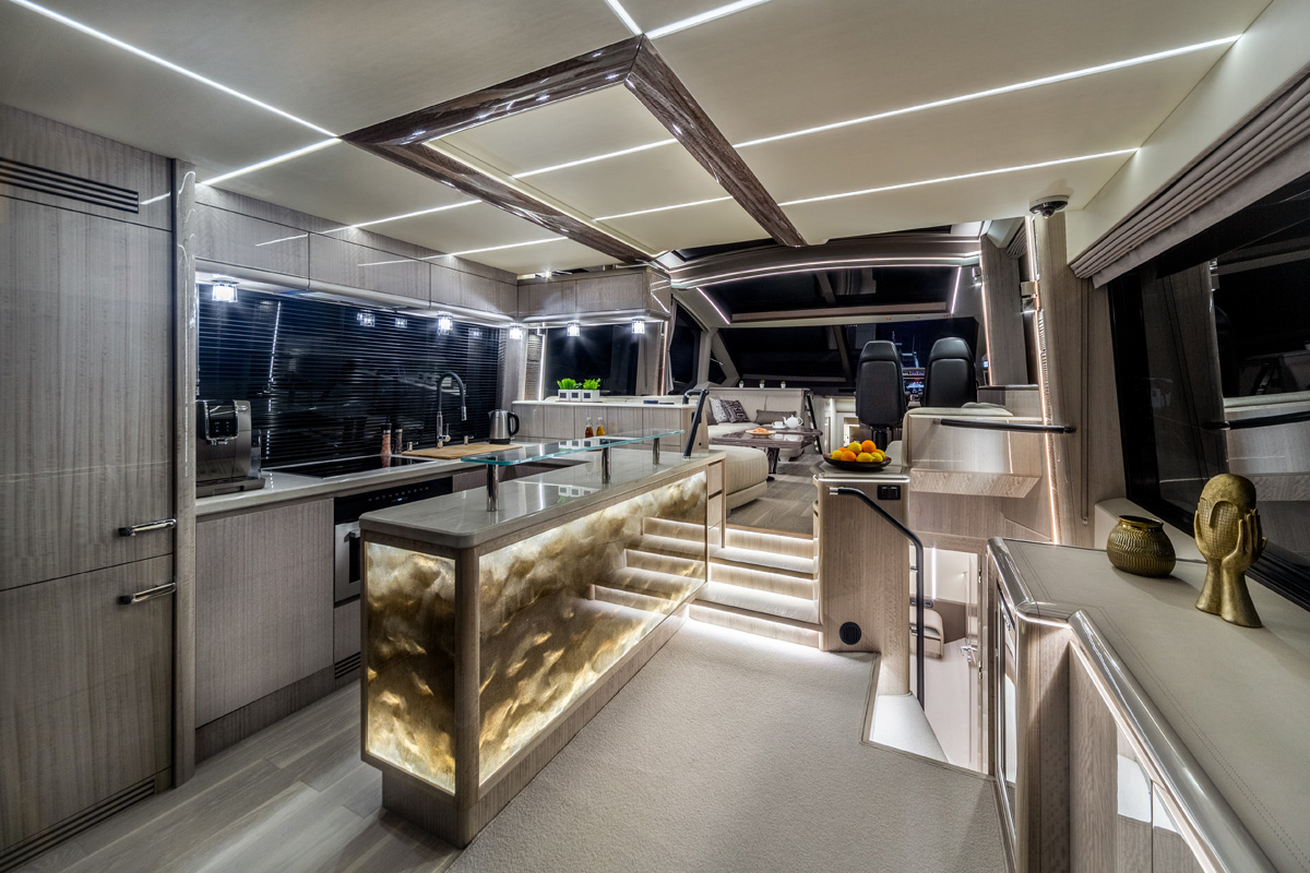 Galeon 700 SKYDECK cuisine cockpit