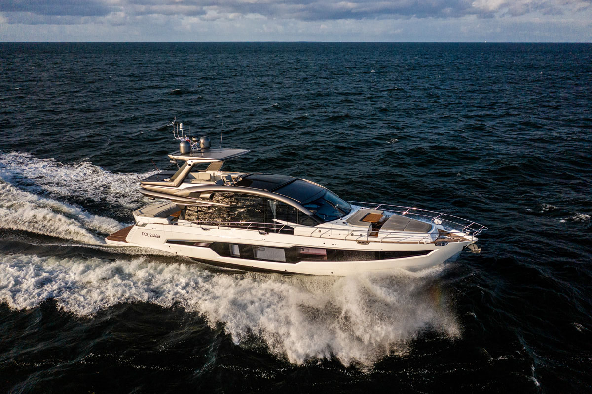 Galeon 700 SKYDECK exterieur droite