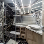 Galeon 700 SKYDECK salle d'eau