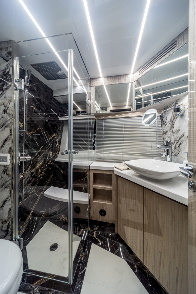 Galeon 700 SKYDECK salle d'eau