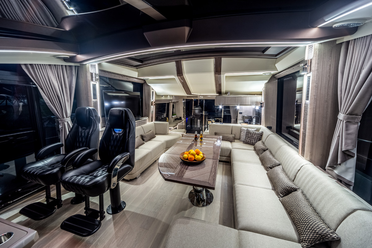 Galeon 700 SKYDECK salon cockpit