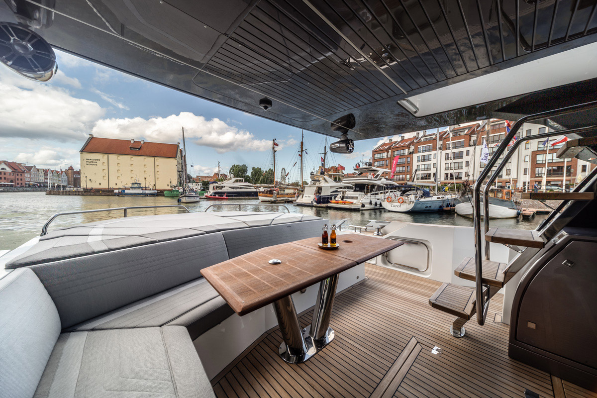 Galeon 700 SKYDECK salon et bain de soleil arrière