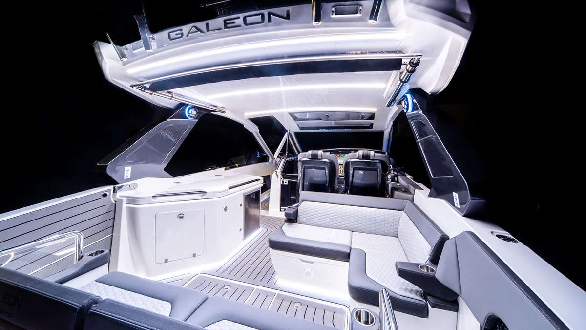 Galeon 325 GTO cockpit