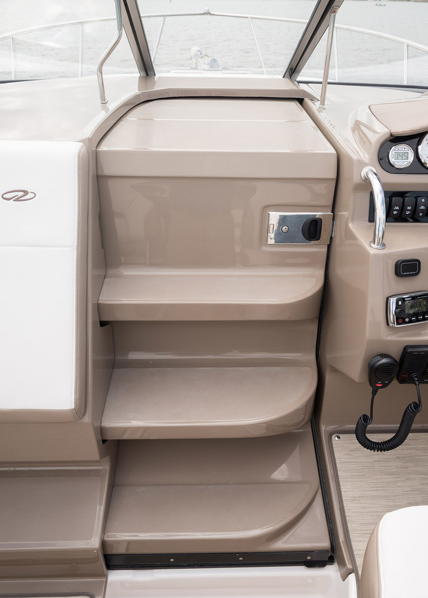 Regal 26 Express acces cabine et pointe