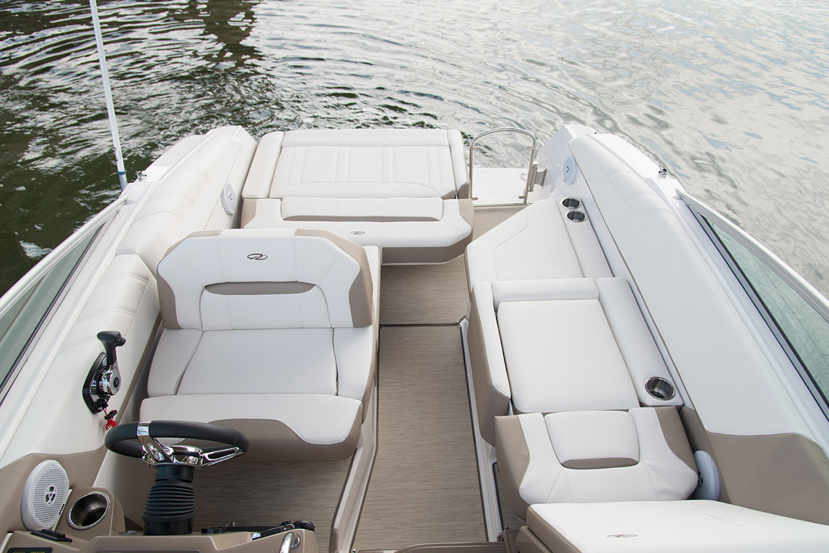 Regal 26 Express banquettes convertibles