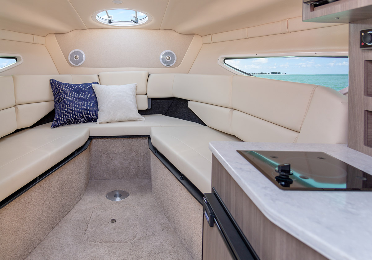 Regal 26 Express cabine pointe