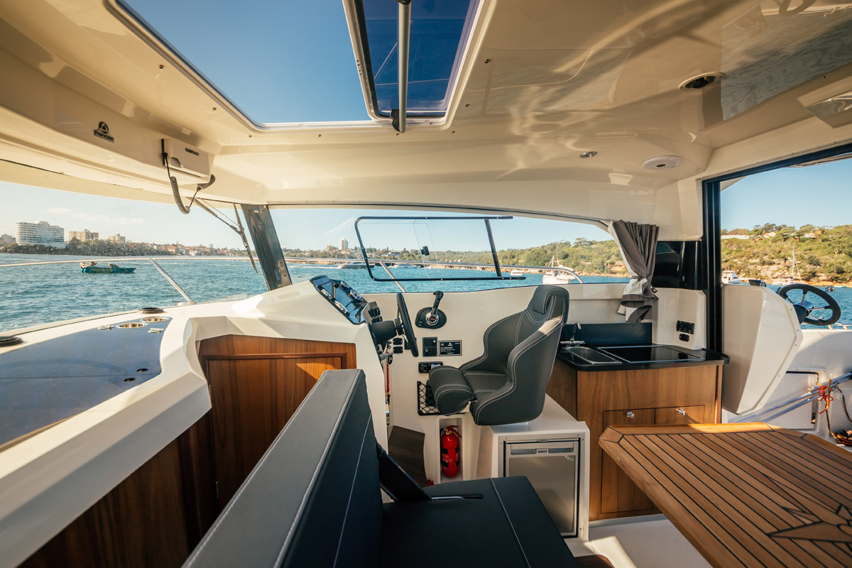 Parker 800 Weekend poste pilotage interieur